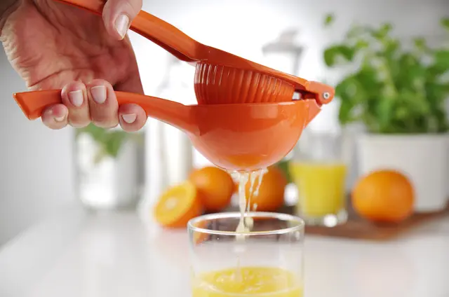 Manuell sitruspresse, oransje til appelsin 